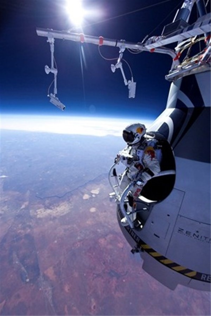 Baumgartnerjev skok z roba vesolja (Foto: www.redbullstratos.com)
