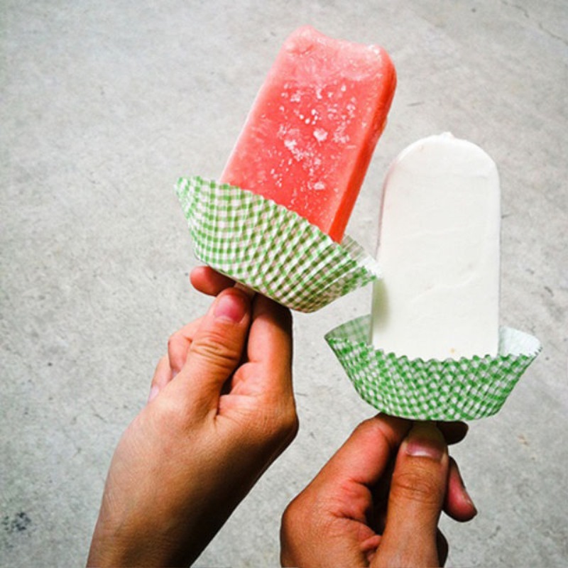 Za uživanje sladoleda brez neprijetnih madežev, uporabite papirnate modelčke za mafine. 